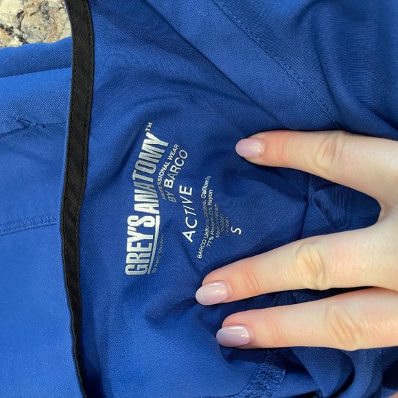 Grey's Anatomy Collection 4 Pocket V-Neck Scrub Top - Picture 4 of 4